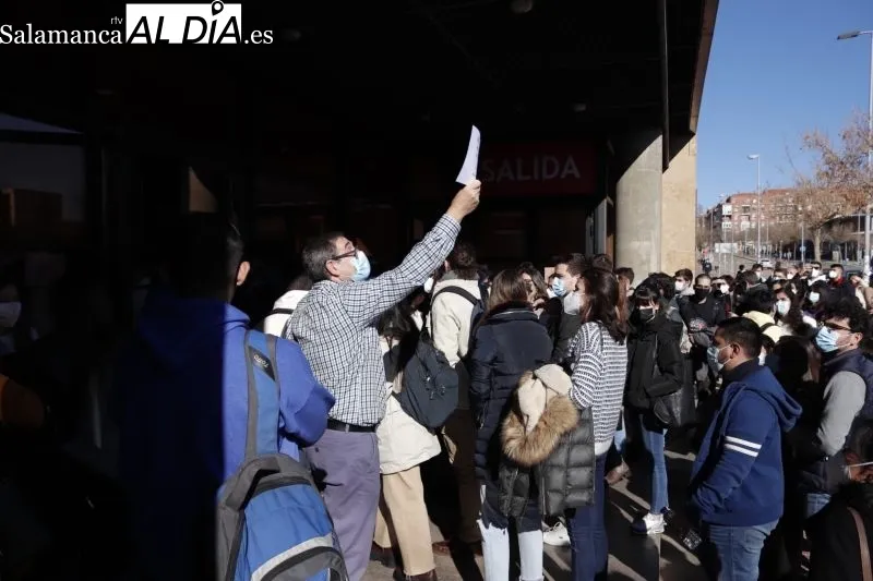Aspirantes a una plaza MIR justo antes de iniciarse el examen - Guillermo García