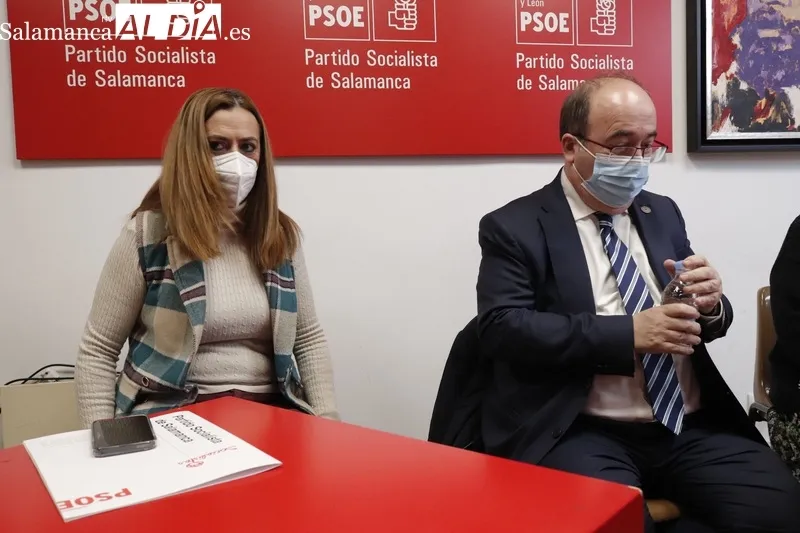 El ministro de Cultura, Miquel Iceta, acompañado por cargos públicos y orgánicos del PSOE, durante su visita a Salamanca este miércoles