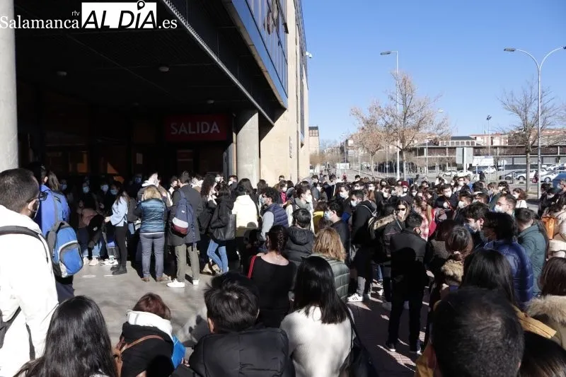 Aspirantes a una plaza MIR justo antes de iniciarse el examen - Guillermo García