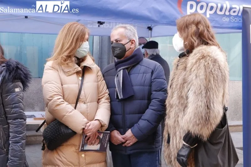 La candidata a las Cortes por el PP Carmen Sánchez, explica parte del programa electoral en Salamanca - Fotos: Guillermo García