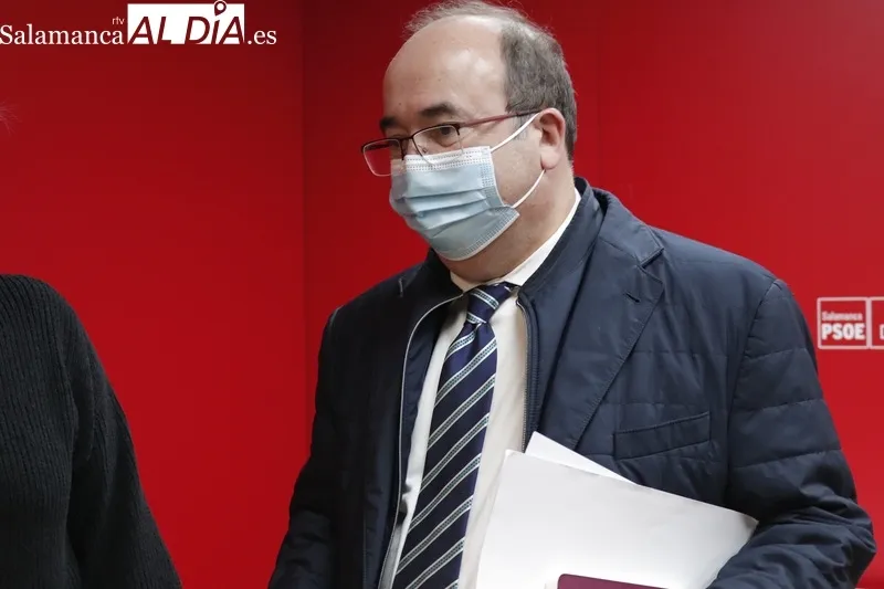 El ministro de Cultura, Miquel Iceta, acompañado por cargos públicos y orgánicos del PSOE, durante su visita a Salamanca este miércoles