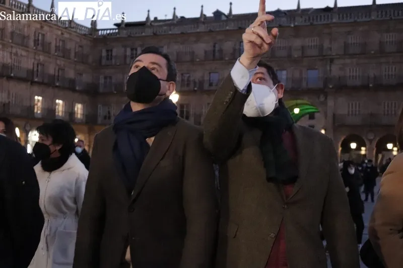 Mañueco, candidato a la Junta de Castilla y León, junto al presidente del PP andaluz, Juan Manuel Moreno, en la Plaza Mayor. Fotos: Guillermo García