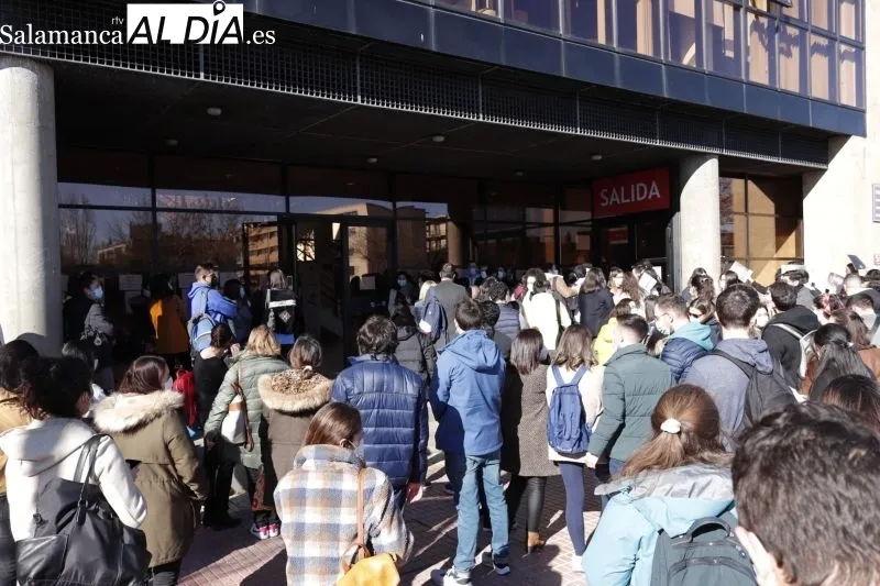 Aspirantes a una plaza MIR justo antes de iniciarse el examen - Guillermo García