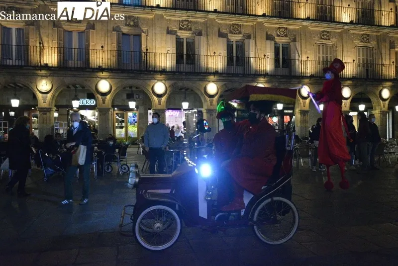 Pasacalles de El Niño Lápiz por el centro de la ciudad. Fotos: Vanesa Martins