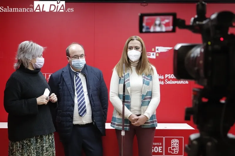El ministro de Cultura, Miquel Iceta, acompañado por cargos públicos y orgánicos del PSOE, durante su visita a Salamanca este miércoles
