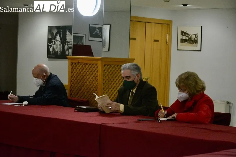 Tertulia Rona Dalba con el catedrático de Sociología Fernando Gil Villa como invitado 