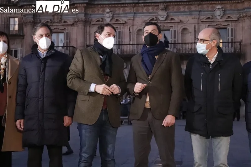 Mañueco, candidato a la Junta de Castilla y León, junto al presidente del PP andaluz, Juan Manuel Moreno, en la Plaza Mayor. Fotos: Guillermo García