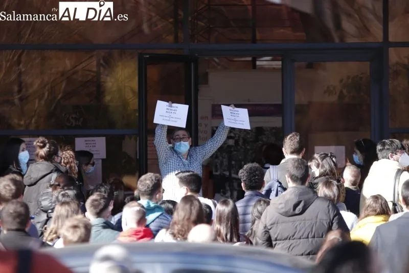 Aspirantes a una plaza MIR justo antes de iniciarse el examen - Guillermo García