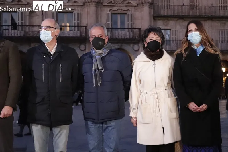 Mañueco, candidato a la Junta de Castilla y León, junto al presidente del PP andaluz, Juan Manuel Moreno, en la Plaza Mayor. Fotos: Guillermo García
