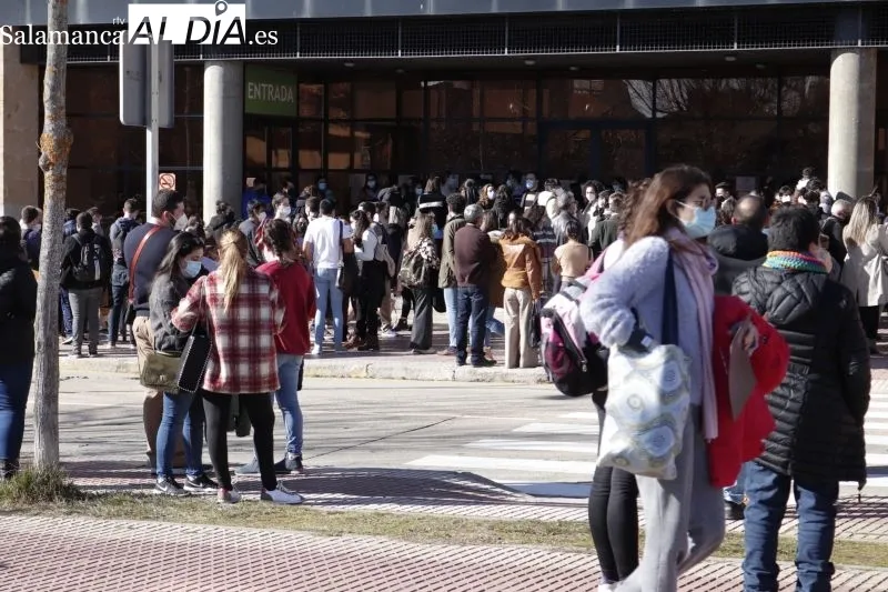Aspirantes a una plaza MIR justo antes de iniciarse el examen - Guillermo García
