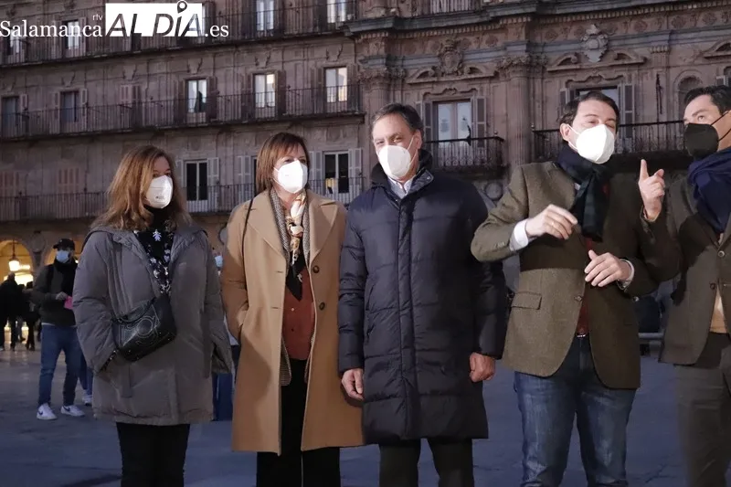 Mañueco, candidato a la Junta de Castilla y León, junto al presidente del PP andaluz, Juan Manuel Moreno, en la Plaza Mayor. Fotos: Guillermo García