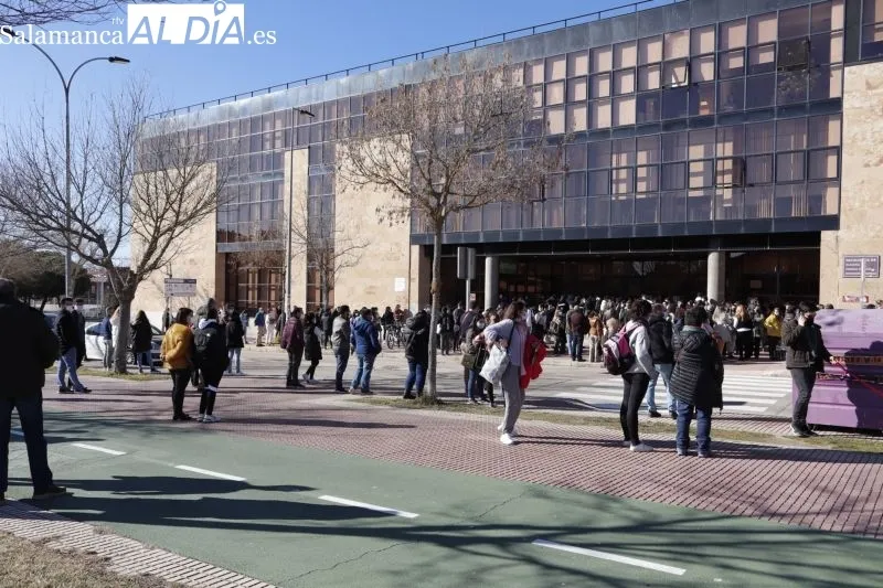 Aspirantes a una plaza MIR justo antes de iniciarse el examen - Guillermo García