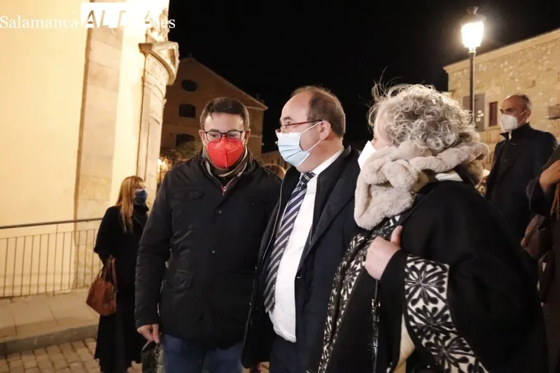 El ministro de Cultura, Miquel Iceta, acompañado por cargos públicos y orgánicos del PSOE, durante su visita a Salamanca este miércoles