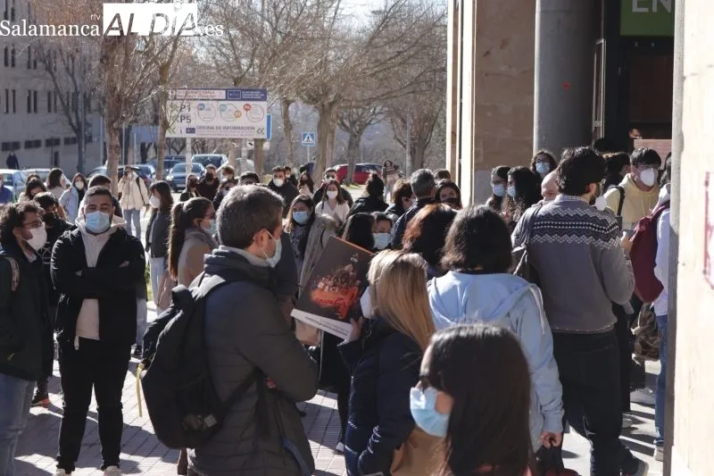 Aspirantes a una plaza MIR justo antes de iniciarse el examen - Guillermo García