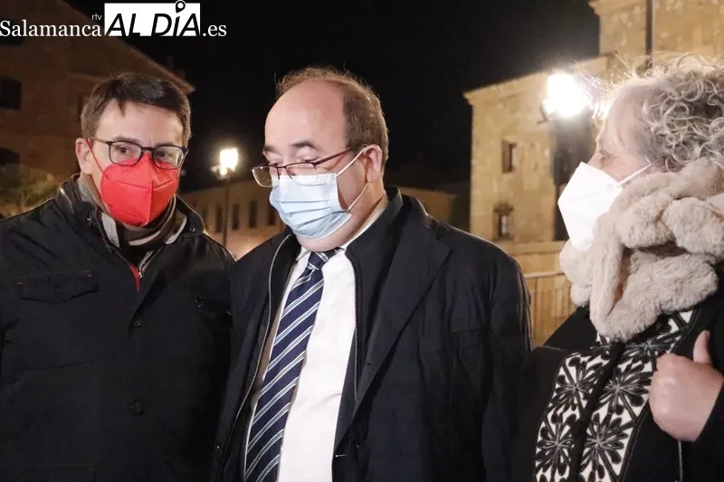 El ministro de Cultura, Miquel Iceta, acompañado por cargos públicos y orgánicos del PSOE, durante su visita a Salamanca este miércoles