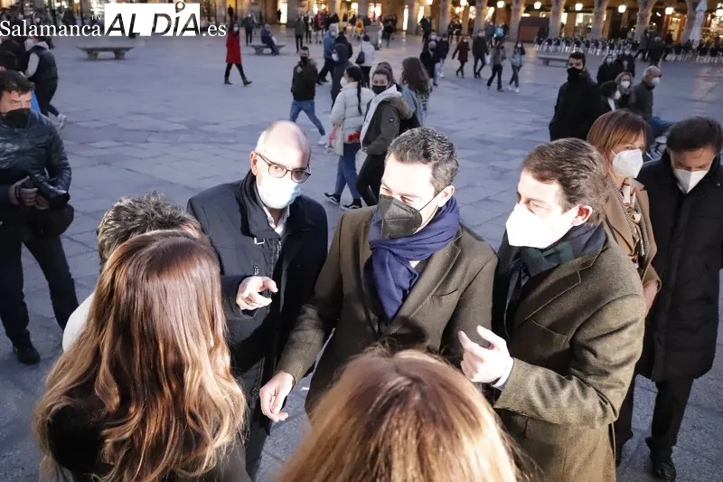 Mañueco, candidato a la Junta de Castilla y León, junto al presidente del PP andaluz, Juan Manuel Moreno, en la Plaza Mayor. Fotos: Guillermo García