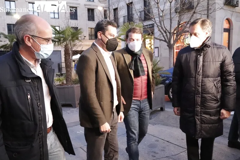 Mañueco, candidato a la Junta de Castilla y León, junto al presidente del PP andaluz, Juan Manuel Moreno, en la Plaza Mayor. Fotos: Guillermo García