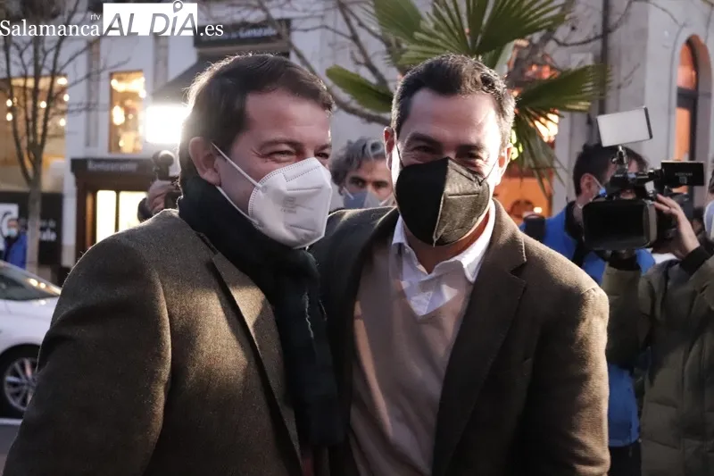 Mañueco, candidato a la Junta de Castilla y León, junto al presidente del PP andaluz, Juan Manuel Moreno, en la Plaza Mayor. Fotos: Guillermo García