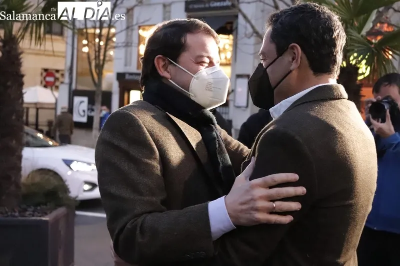 Mañueco, candidato a la Junta de Castilla y León, junto al presidente del PP andaluz, Juan Manuel Moreno, en la Plaza Mayor. Fotos: Guillermo García