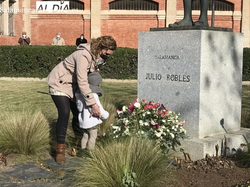 Ofrenda floral a Julio Robles en Salamanca 2022 - Guillermo García