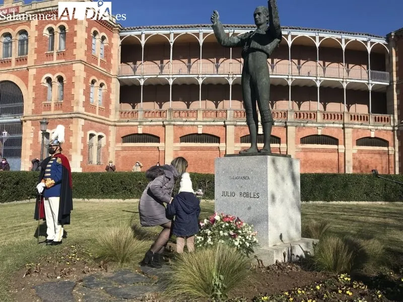 Ofrenda floral a Julio Robles en Salamanca 2022 - Guillermo García
