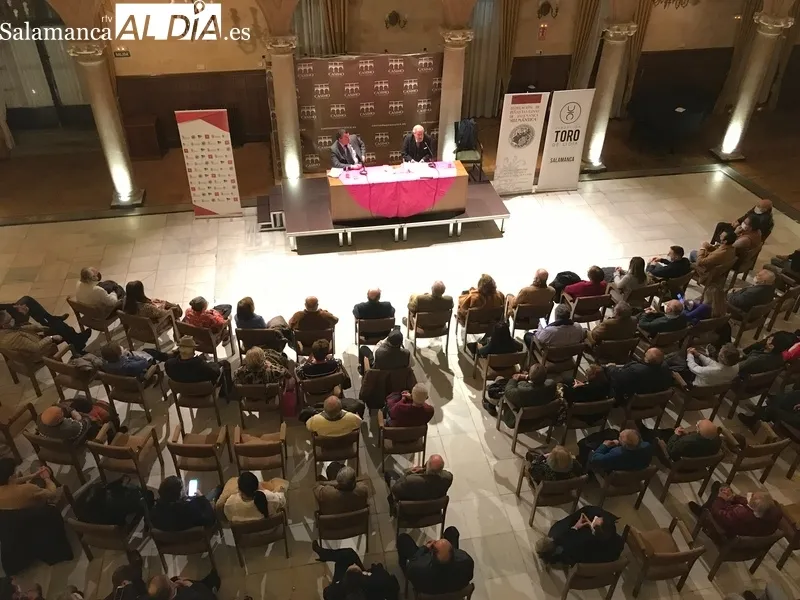 El Casino de Salamanca ha acogido la ponencia sobre Julio Robles, a cargo de Paco Cañamero. Fotos: Guillermo García