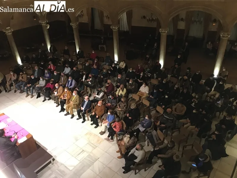 El Casino de Salamanca ha acogido la ponencia sobre Julio Robles, a cargo de Paco Cañamero. Fotos: Guillermo García