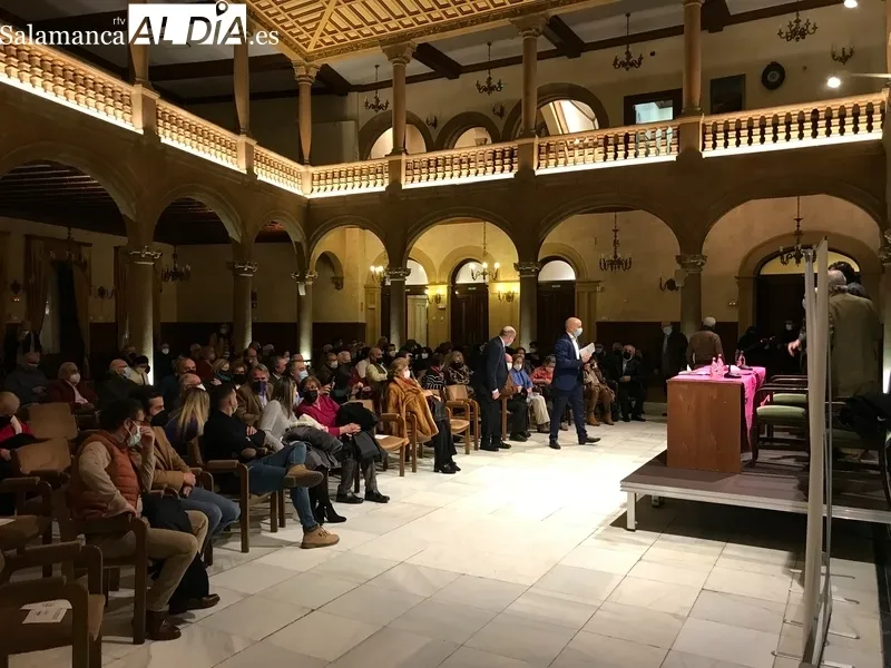 El Casino de Salamanca ha acogido la ponencia sobre Julio Robles, a cargo de Paco Cañamero. Fotos: Guillermo García