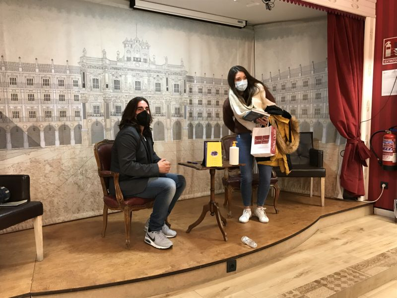 Andrés Suárez firma sus libros tras encandilar a Salamanca con su música