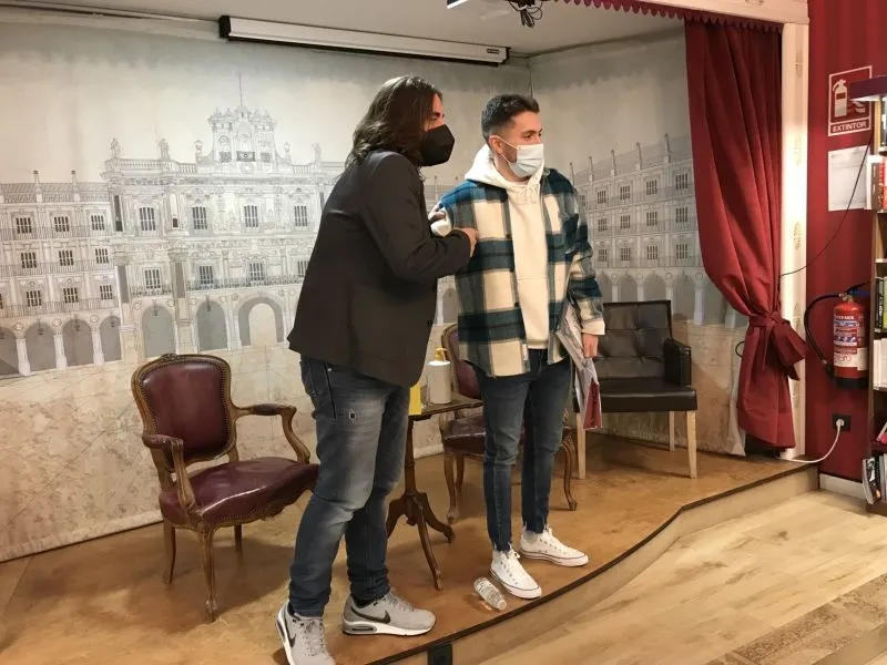 Firma de libros del artista Andrés Suárez - Guillermo García
