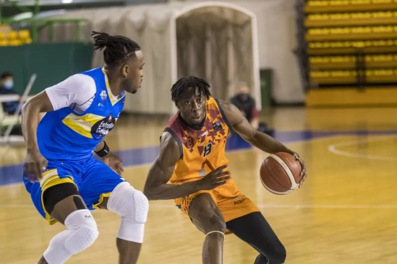 Foto 3 - El Aquimisa Carbajosa se queda sin premio en Orense (83-80)