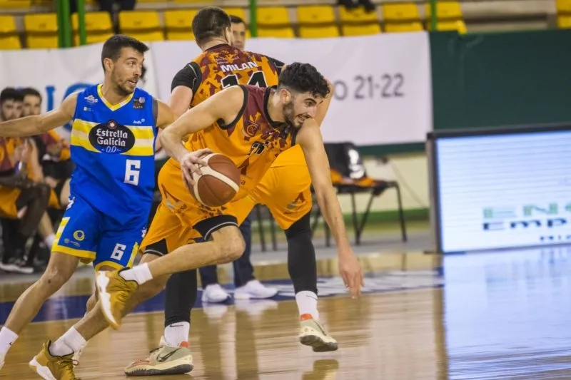 Foto 2 - El Aquimisa Carbajosa se queda sin premio en Orense (83-80)
