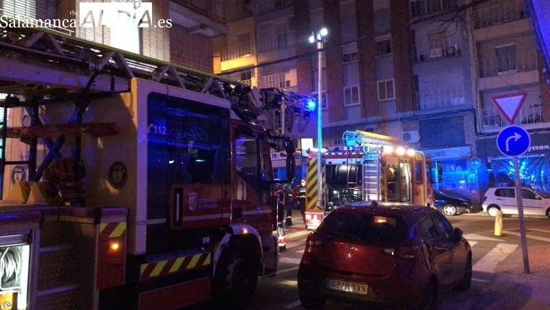 Despliegue de los Bomberos con motivo de un incendio en un bar de la calle San Felices, junto a la estación de autobuses