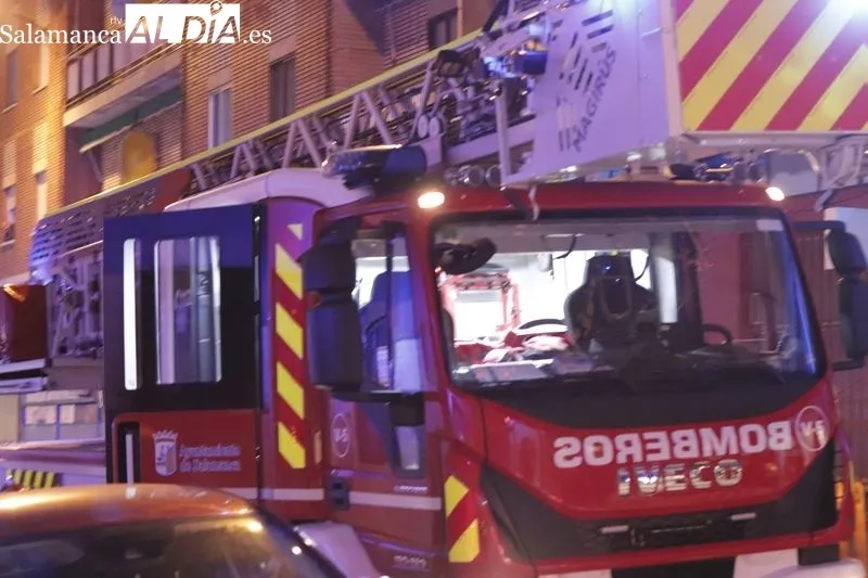 Despliegue de los Bomberos con motivo de un incendio en un bar de la calle San Felices, junto a la estación de autobuses