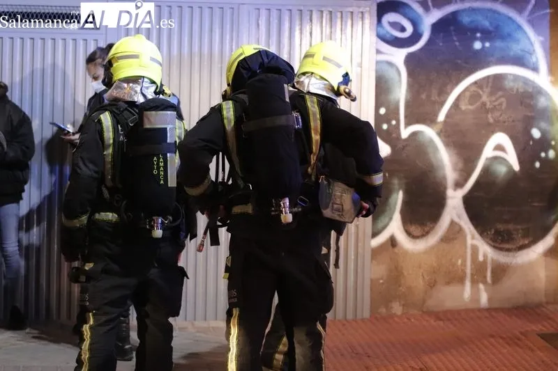 Despliegue de los Bomberos con motivo de un incendio en un bar de la calle San Felices, junto a la estación de autobuses