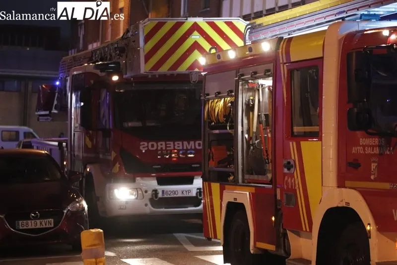 Despliegue de los Bomberos con motivo de un incendio en un bar de la calle San Felices, junto a la estación de autobuses