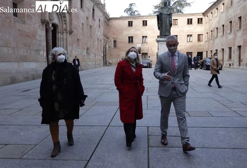 La vicepresidenta primera y ministra de Asuntos Económicos y Transformación Digital, Nadia Calviño, en el edificio histórico de la USAL