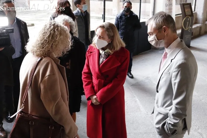 La vicepresidenta primera y ministra de Asuntos Económicos y Transformación Digital, Nadia Calviño, en el edificio histórico de la USAL