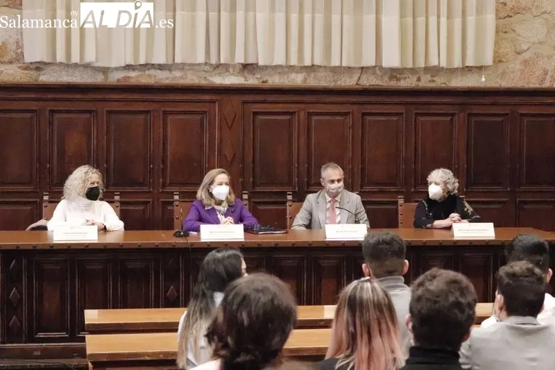 La vicepresidenta primera y ministra de Asuntos Económicos y Transformación Digital, Nadia Calviño, en el edificio histórico de la USAL
