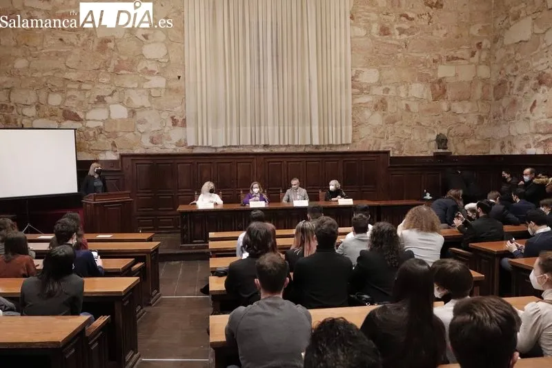 La vicepresidenta primera y ministra de Asuntos Económicos y Transformación Digital, Nadia Calviño, en el edificio histórico de la USAL