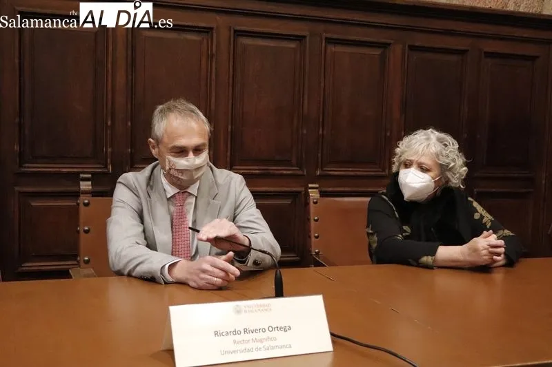 La vicepresidenta primera y ministra de Asuntos Económicos y Transformación Digital, Nadia Calviño, en el edificio histórico de la USAL