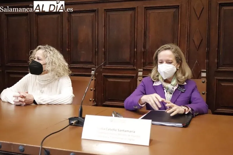 La vicepresidenta primera y ministra de Asuntos Económicos y Transformación Digital, Nadia Calviño, en el edificio histórico de la USAL