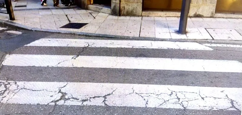 Uno de los pasos de peatones que no cumplen la normativa de accesibilidad, en este caso en la calle de Álvaro Gil