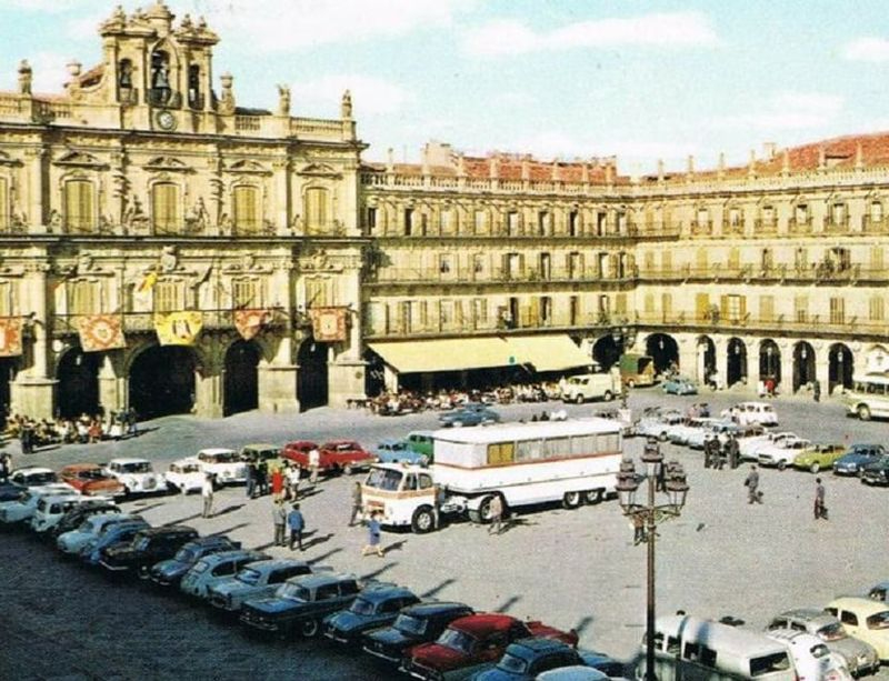 Foto 1 - La Plaza Mayor, cuando se permitía la circulación y el aparcamiento de vehículos