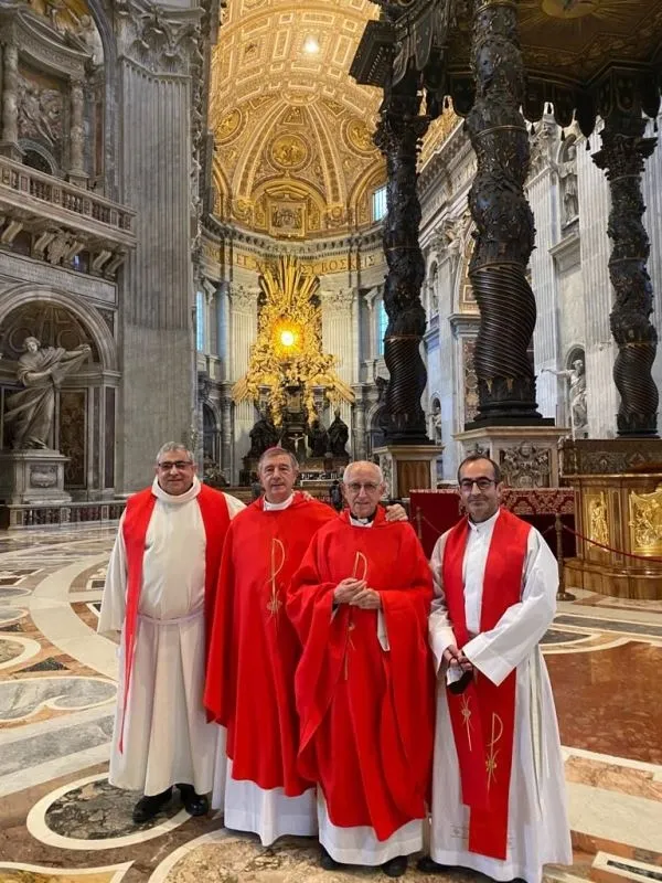 Foto 5 - Jos&eacute; Luis Retana inicia la visita &lsquo;ad limina&rsquo; con una misa ante los restos de San Pedro
