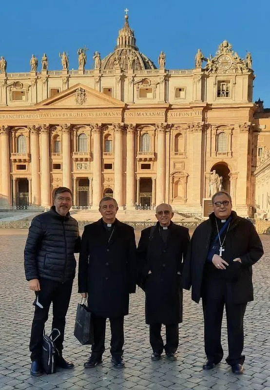 Foto 3 - Jos&eacute; Luis Retana inicia la visita &lsquo;ad limina&rsquo; con una misa ante los restos de San Pedro