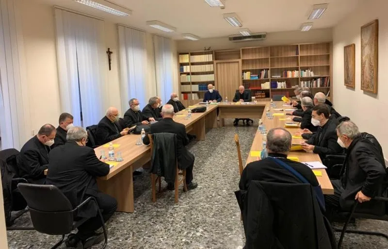 Foto 2 - Jos&eacute; Luis Retana inicia la visita &lsquo;ad limina&rsquo; con una misa ante los restos de San Pedro