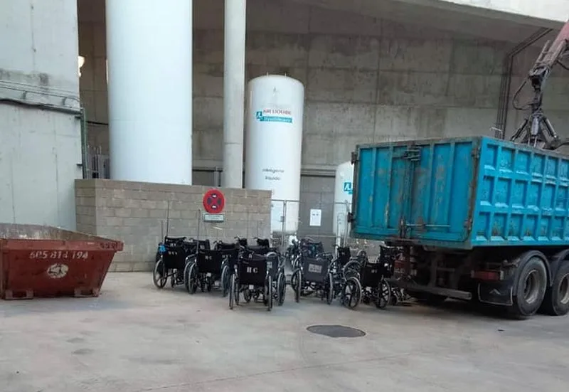 Carga de sillas del Hospital de Salamanca para chatarra. Foto de Salamanca por una Sanidad Digna