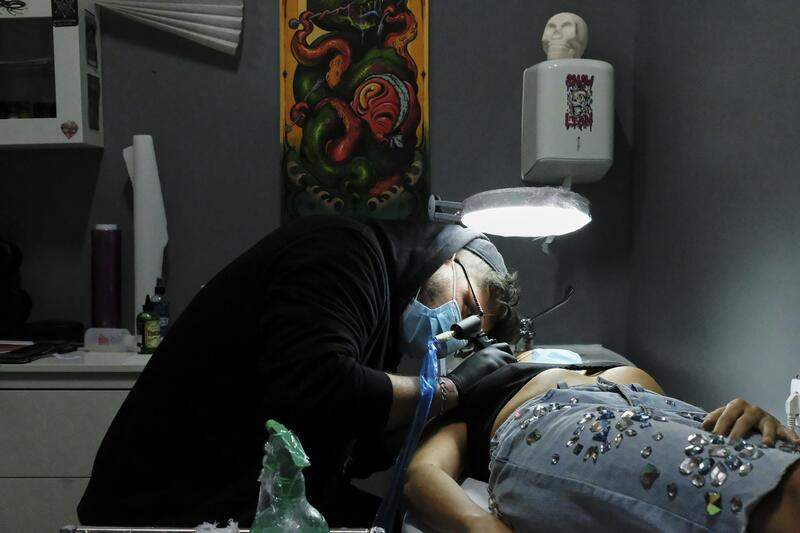 Un tatuador realizando un tatuaje a una joven. Foto: EP