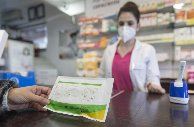 Una mujer con un test de antígenos en una farmacia de Madrid. Foto: EP